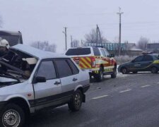 Пришлось разрезать кузов: на Харьковщине страшная авария с пассажирским автобусом, есть жертвы