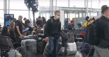 люди українці туристи заробітчани аеропорт