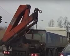 У Харкові вантажівка поїхала прямо на пішоходів на переході: момент потрапив на відео
