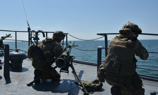 Військові кораблі в Чорному морі привели в бойову готовність: з'явилися подробиці і фото