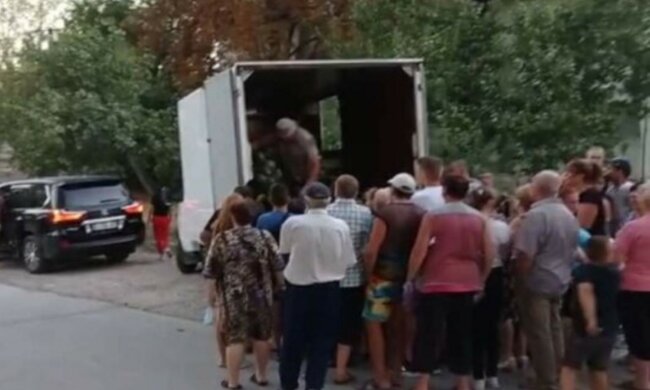 "Гречка нині йому не по кишені": депутат приїхав на авто за 3 млн роздавати виборцям кавуни, відео