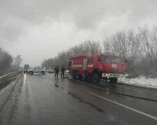 Под Киевом авто превратилось в факел после столкновения с грузовиком: "Вспыхивают как спички"