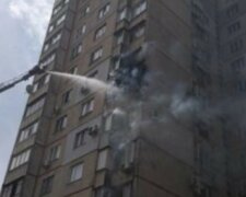 Началась срочная эвакуация: пожар разгорелся в квартире 16-этажки, появились фото