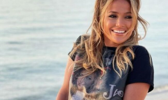 51-летняя Дженнифер Лопес в "дырявом" мини-платье взбудоражила пикантной позой: "Да, королева!"