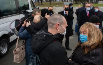 П'ятеро українців змогли обійняти матерів через п'ять років полону: кадри зворушливої зустрічі