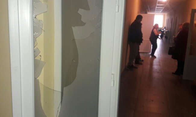 Повредил имущество и побил пациентов: мужчина устроил погром в больнице, фото