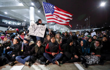 People gather to protest against the travel ban imposed by U.S. President Donald Trump's executive order, at O'Hare airport in Chicago, Illinois, U.S. January 28, 2017.  REUTERS/Kamil Krzaczynski      TPX IMAGES OF THE DAY - RTSXUED