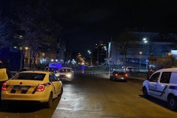 В Киеве неадекват с оружием напал на водителя: "Сделал замечание из-за нарушения ПДД"