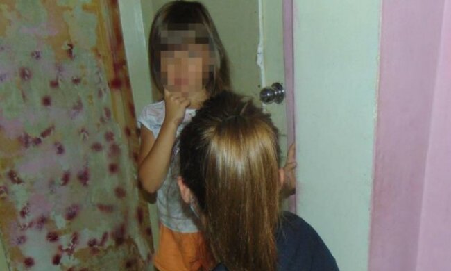 У Києві у матері забрали двох малюків, фото: "умови загрожували життю"