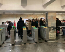 Новий збій у київському метро: люди не можуть пройти через турнікет, деталі