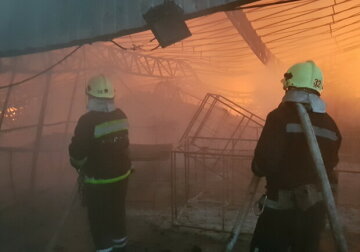 Під Харковом спалахнув великий завод, відео: "Вогонь миттєво охопив..."