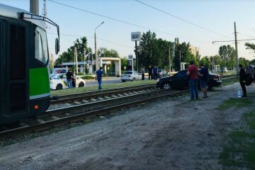 Выбросило на рельсы: авто заблокировало движение транспорта, кадры ЧП