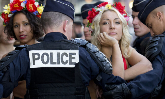 Голый протест Femen в центре Киева попал на камеры (видео)