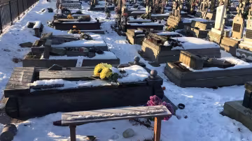 Підлітки влаштували масштабний погром на цвинтарі, фото: поламані десятки плит