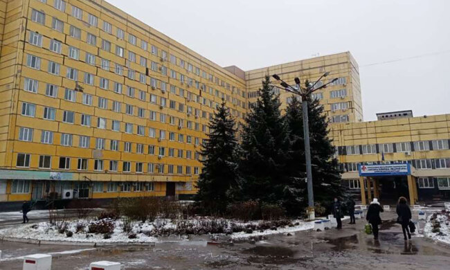 У Дніпрі з вікна лікарні 7 поверху впав пацієнт: за його життя борються лікарі