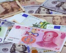 Китаянка усыпала улицу деньгами из-за плохого настроения — видео