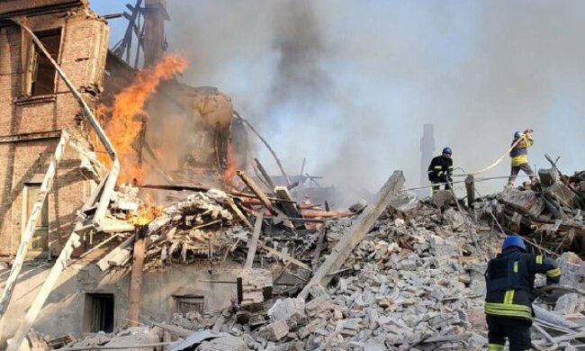 Единственное место спасения: россияне разбомбили школу на Луганщине, где прятались около 90 людей