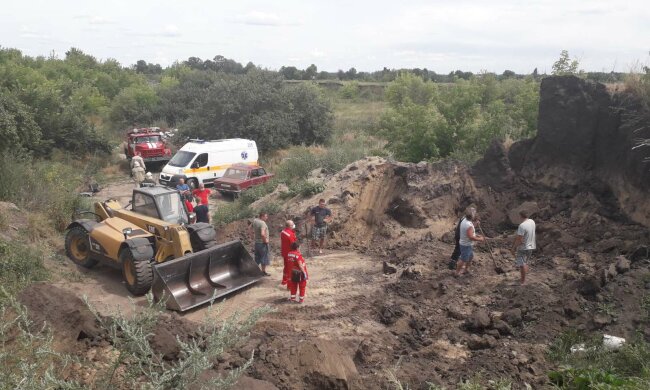 Обвал на кар'єрі під Києвом: трьох чоловіків засипало піском