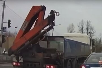 В Харькове грузовик поехал прямо на пешеходов на переходе: момент попал на видео