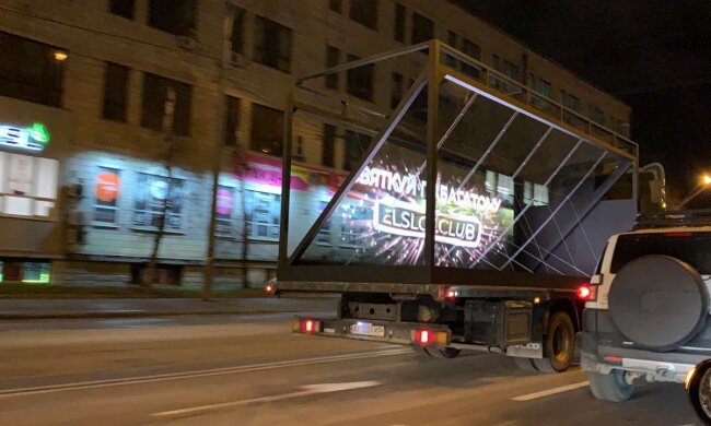 Будьте внимательны! По улицам Киева ездит стеклянный грузовик