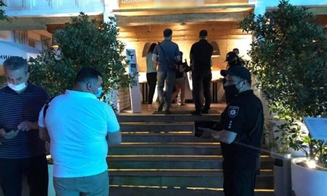 Натовпи відпочиваючих заполонили Одесу: у поліції повідомили, де не дотримуються карантин