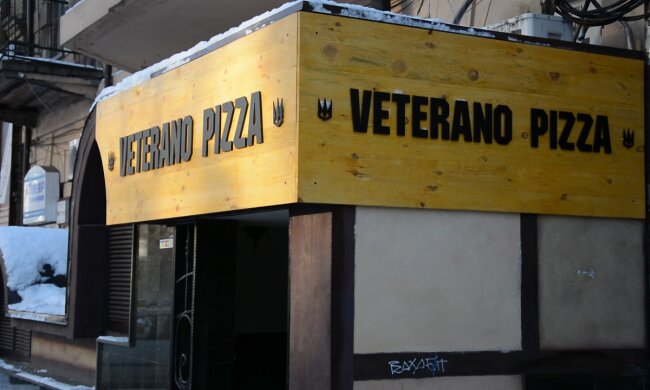 Хулиганы изуродовали фасад кафе АТОшников (фото)