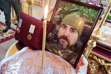 Люди массово пришли провести Героя в последний путь: кадры траурной церемонии на Днепропетровщине