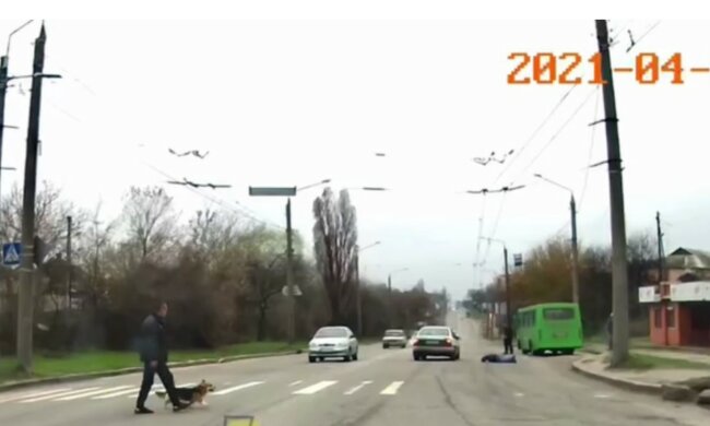 Поспішав на маршрутку: харків'янин потрапив під колеса на переході, момент зафіксувала камера