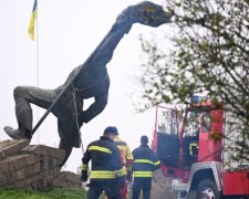 Советский памятник «освободителям» снесли в Ужгороде: что установят на его месте, кадры