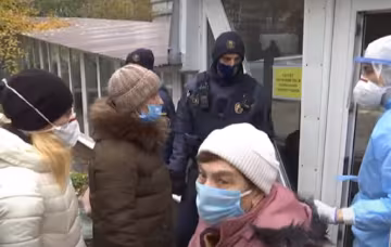 Одесити штурмують "ковідну" лікарню, яка потрапила в скандал, відео: бійців Нацгвардії підняли по тривозі