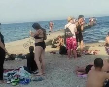 Одесит непомітно залишився без плавок на пляжі, відео: "Скажіть йому хто-небудь"