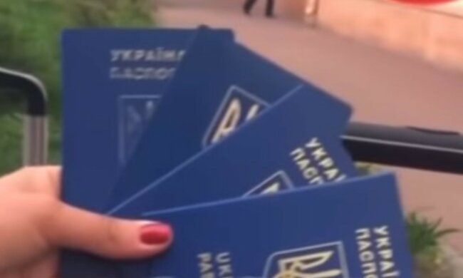 Харьковчанка с детьми дерзко избавились от паспортов, видео: "Украина, иди-ка ты в..."