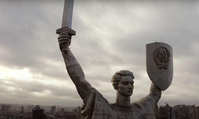Батьківщина Мати буде із тризубцем замість герба СРСР