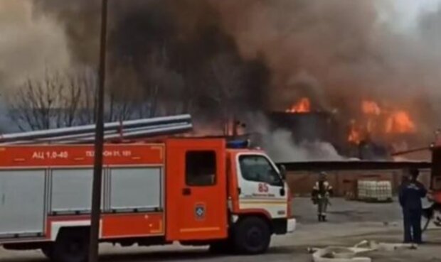 Склади спалахнули під Ростовом, вогонь швидко поширюється: перші кадри та деталі