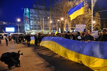 украинские флаги украинцы у