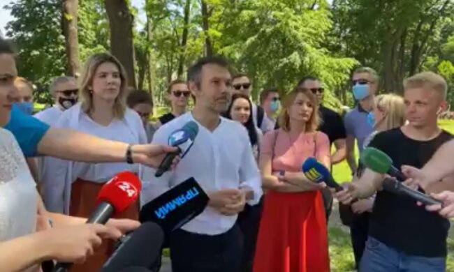 «Сдался без боя»: поседевший Вакарчук повторно сбежал из Рады и обратился к украинцам