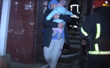 Пожежа охопила п'ятиповерхівку, люди в паніці залишають квартири: кадри і деталі трагедії у Львові