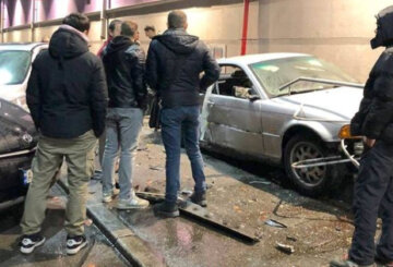 BMW на швидкості протаранило авто і влетіло у ТЦ у Києві, з'явилися фото: "Це просто капець..."