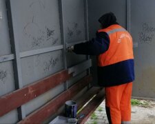 В Одессе вандалы испортили 17 остановок: кадры последствий