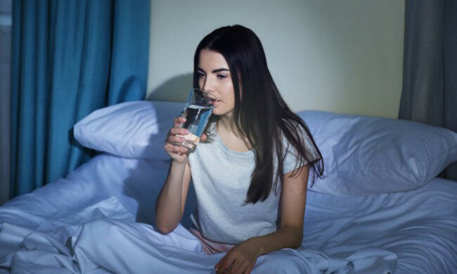 пьет воду