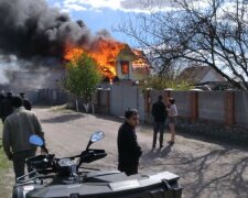 На Харківщині пожежа позбавила будинку багатодітну сім'ю: кадри НП