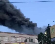 Масштабна пожежа охопила завод, кадри вогняної НП: "стовпи диму видно здалеку"