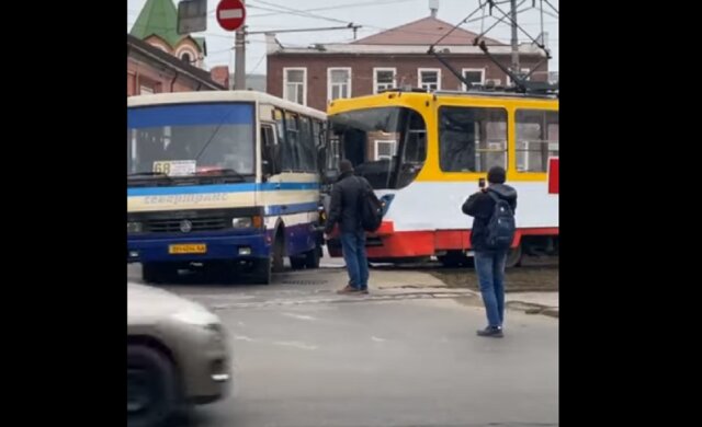 У центрі Одеси трамвай протаранив маршрутку з людьми, рух заблоковано: відео аварії