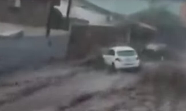 Мощное наводнение превратило городские улицы в реки: счет жертв пошел на десятки