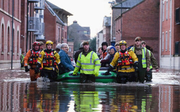 Благодарные сирийские беженцы решили помочь британцам бороться с наводнениями (фото)