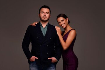 Дружина ведучого "Холостяка" Решетника в зефірному вбранні козирнула стрункою фігуркою: "така смачна"