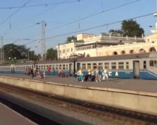 "Укрзализныця" посадила пассажиров в вагон с тараканами: видео из поезда Одесса-Харьков