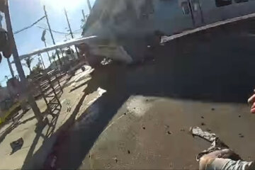 Самолет рухнул на железную дорогу прямо перед поездом: камеры засняли, что было потом