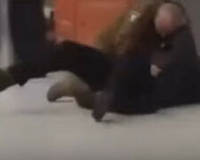 "Вызывайте полицию!": женщина без маски устроила жесткую потасовку в супермаркете