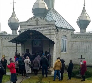 Трагедія сталася під час штовханини біля церкви на Київщині, кадри: врятувати не вдалося